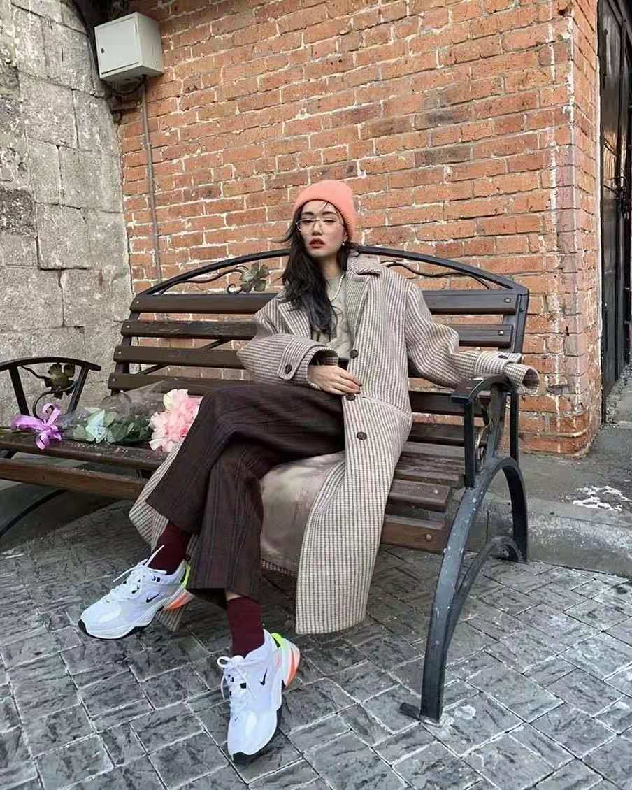 杨幂过膝袜穿搭图片,杨幂巴黎世家字母袜