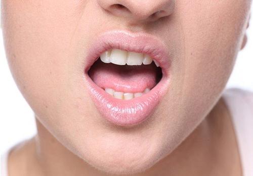 女性舔嘴唇心理学暗示什么,女生舔嘴唇心理学暗示什么