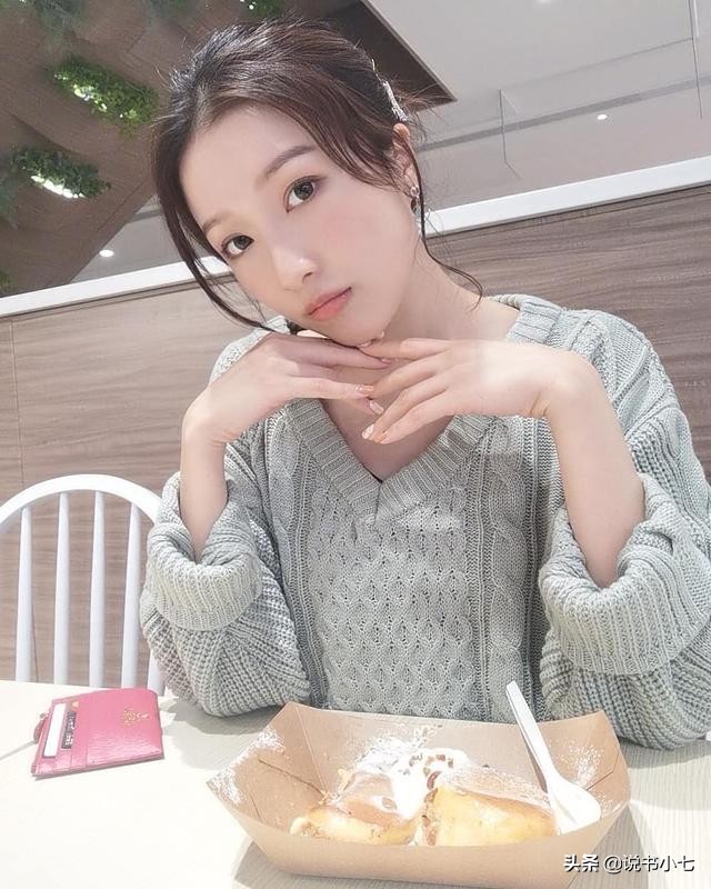 小超人的千亿女友圣诞怎么过，抱着猫咪做直播，买包才用119元