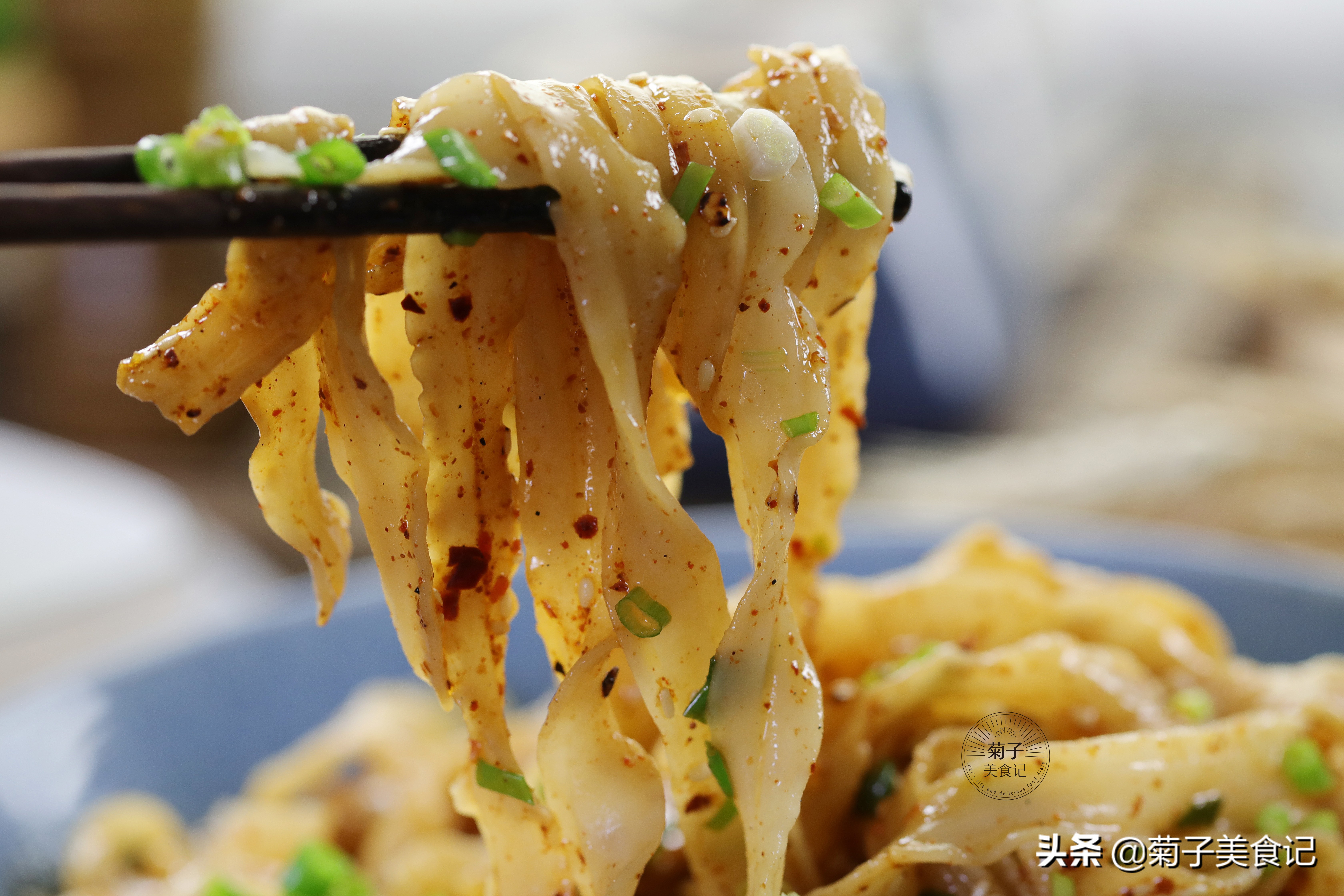 油泼面的做法详解,油泼面的做法简单易学的