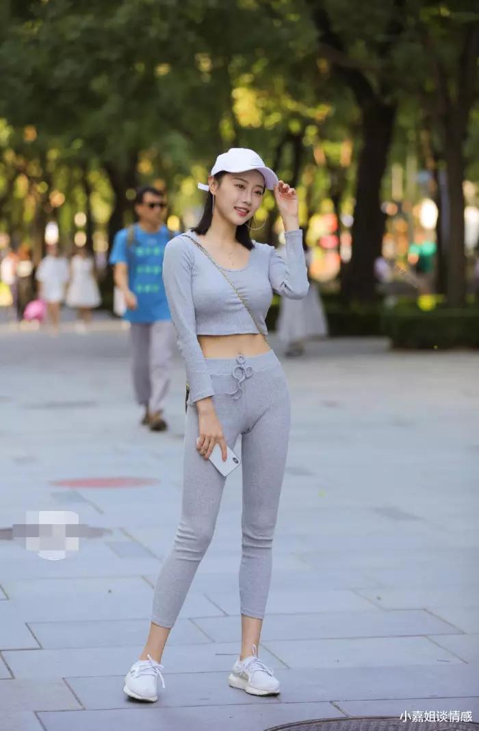 这才是秋装的代表,简约的休闲装,处处透露着年轻的气质