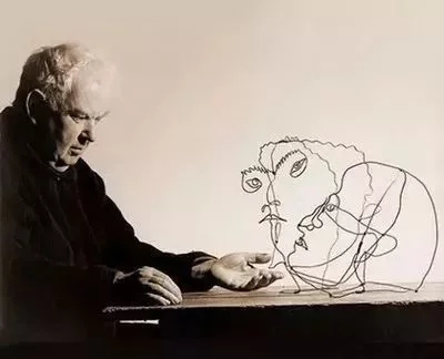 在理态雕塑大师考尔德的作品中，我和孩子找到了最佳的共读模式