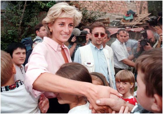 戴安娜穿裙子的视频,戴安娜王妃捡拐杖