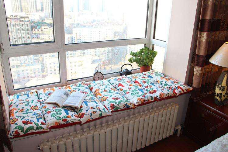 飘窗垫怎样选又实用又美观,如何挑选飘窗垫铺出惬意小窗台