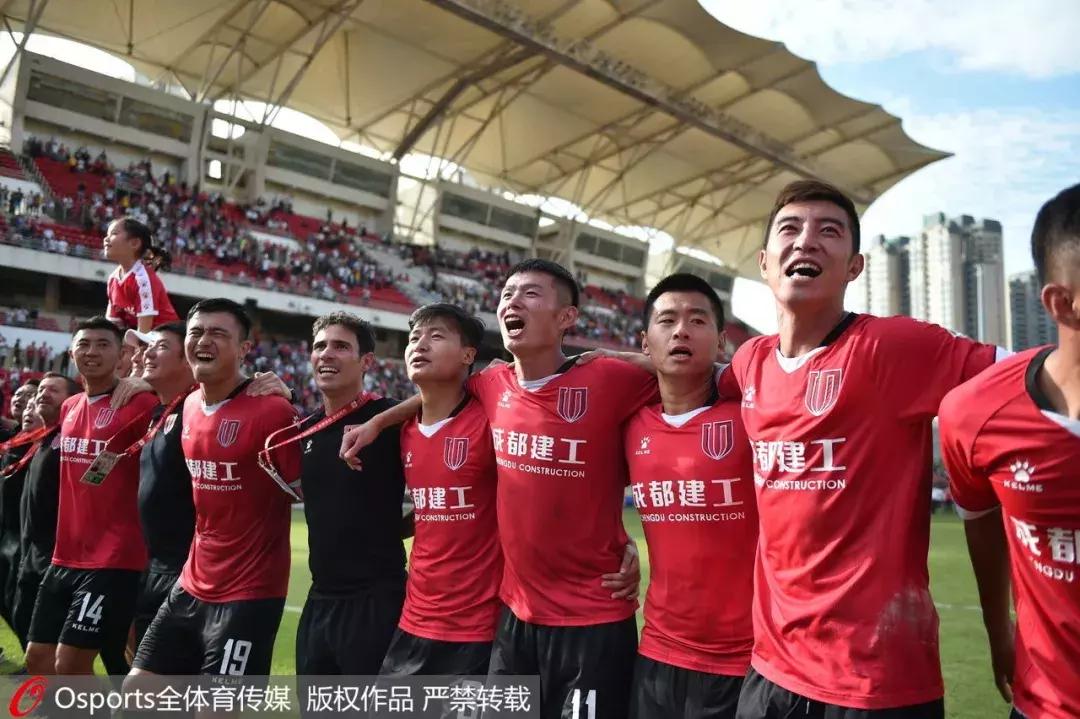 职业足球没钱玩不转！新东家强势介入，这支濒临解散的球队，竟然完成“两连升”