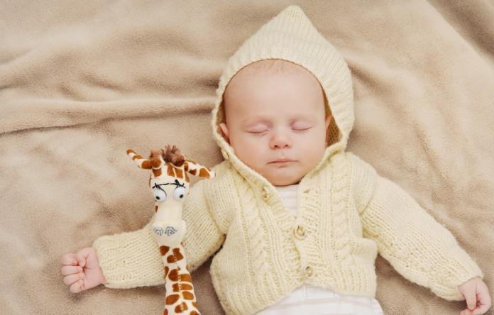 初生婴儿白天很乖晚上啼哭,头一天新生婴儿睡觉时间标准