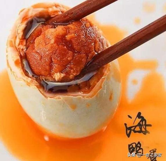 海鸭蛋被央视曝光了,央视曝光一戳就流油的海鸭蛋