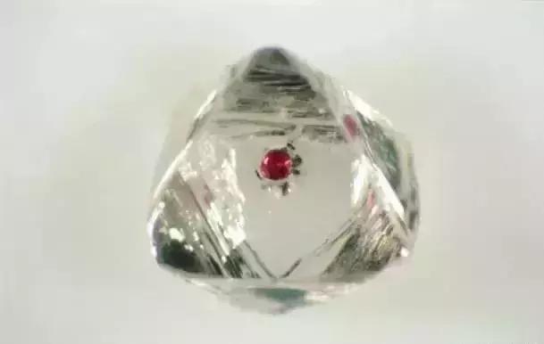 钻石的原石原来长这样,钻石的原石是特别的轻又硬