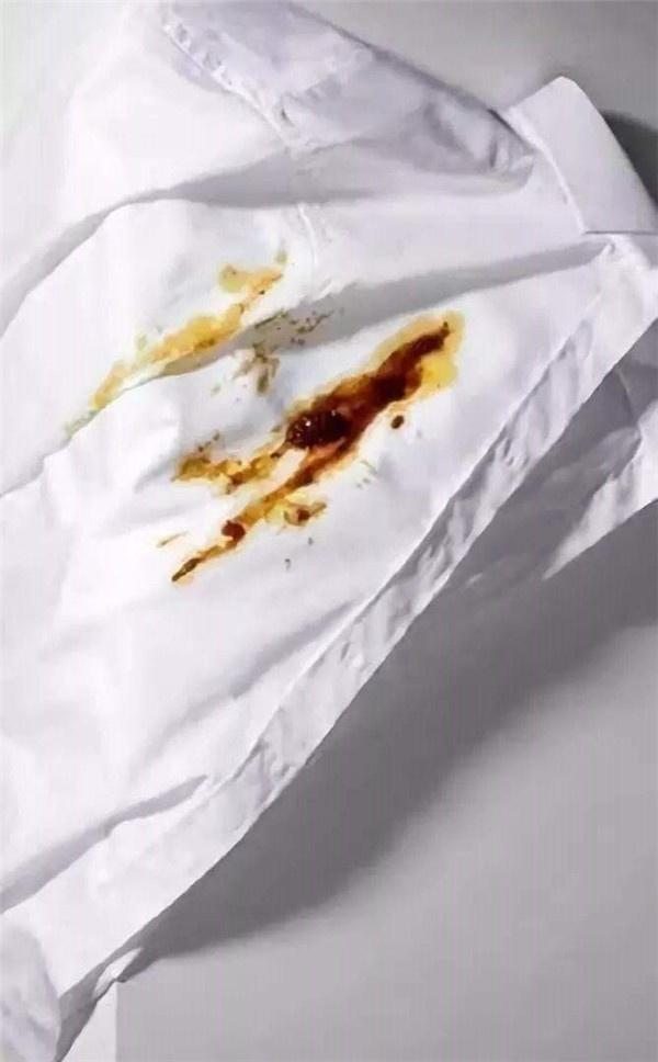 衣服的油渍干了久了有印怎么洗掉,洗衣机洗完衣服上有油渍怎么回事