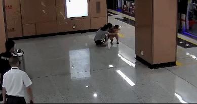 幼儿突然抽搐民警急帮忙,厦门地铁儿童抽搐昏厥