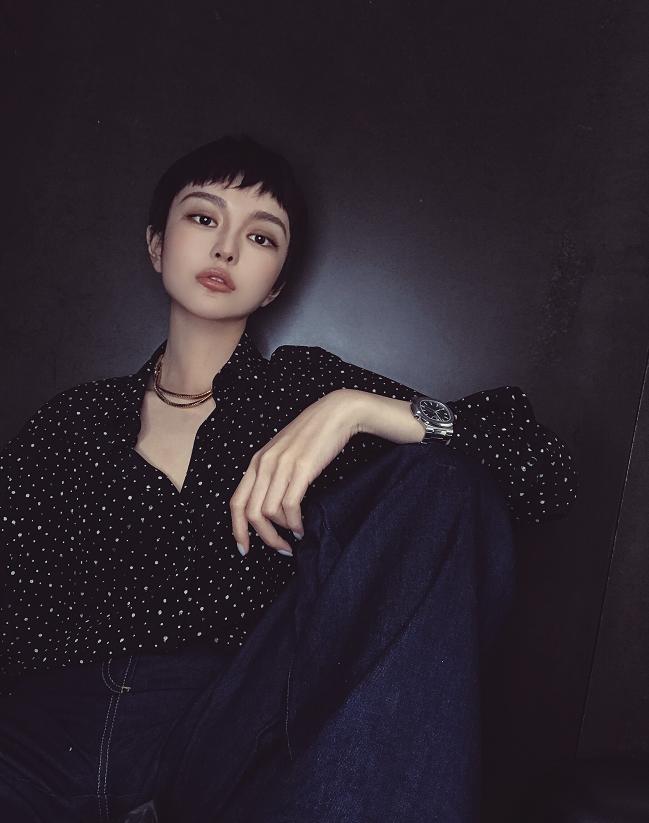 周扬青戴黑色帽子的照片,周扬青同款发型