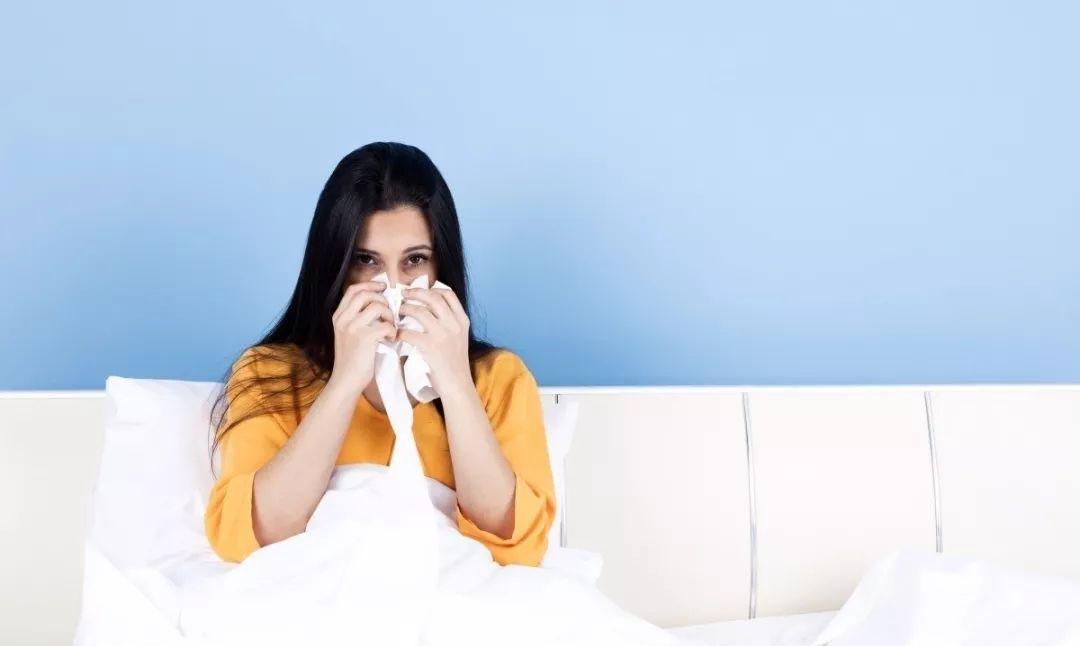 过敏性鼻炎引起咳嗽要注意什么,常年性过敏性鼻炎应该怎么来治疗