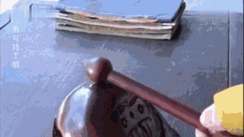 吓得娃儿们这个跑啊，绳子都拦不住哇