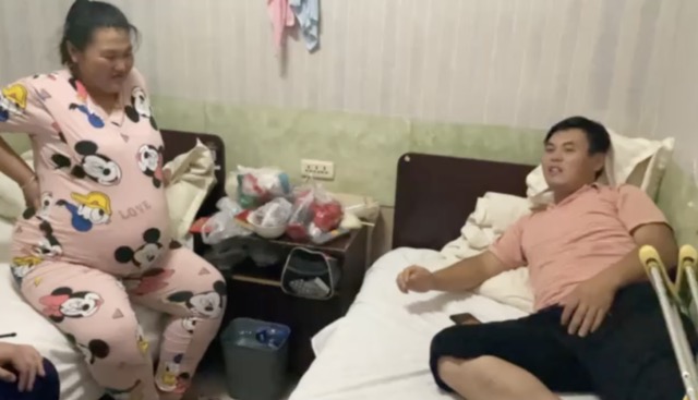 先别说话我老婆给我打电话呢,你们先别说话原文