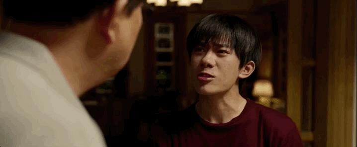 送你一朵小红花父亲在餐桌上哭,送你一朵小红花路边哭的片段