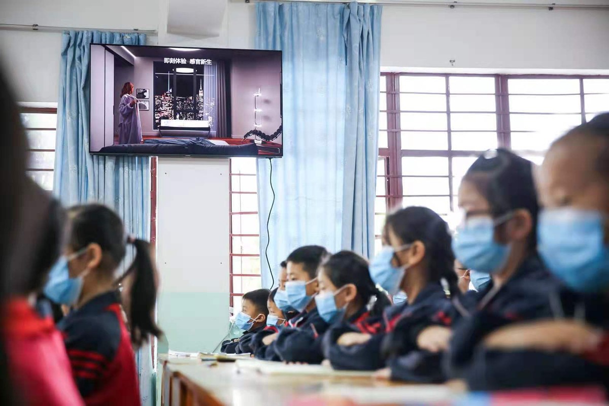 看电视也要更健康！选台护眼的OLED电视，娃的暑假快乐又充实