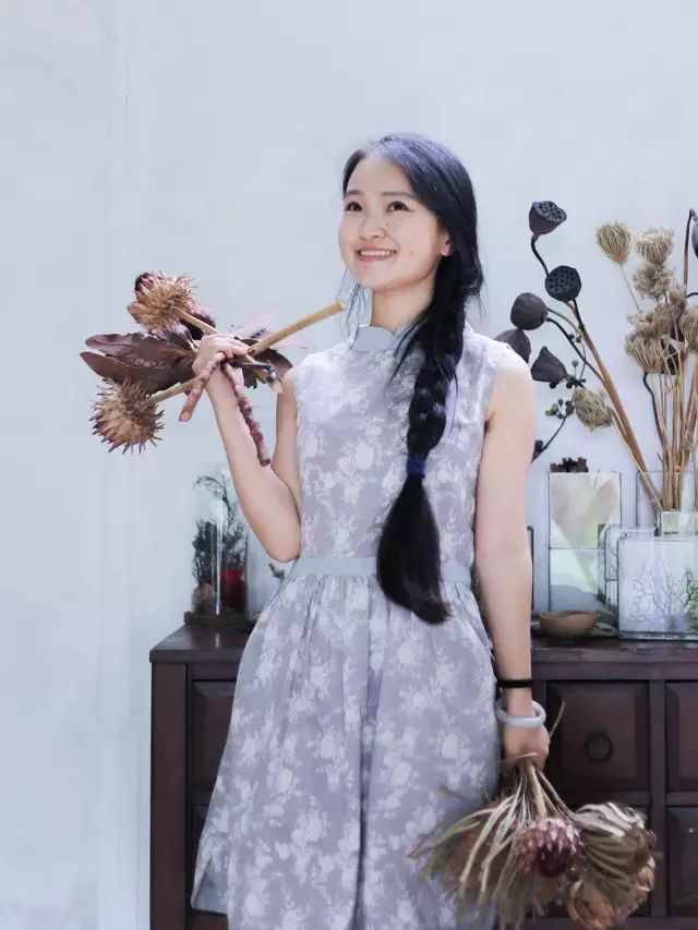 深山老林自建豪华木屋隐居生活,90后小情侣隐居深山建别墅仅花6万