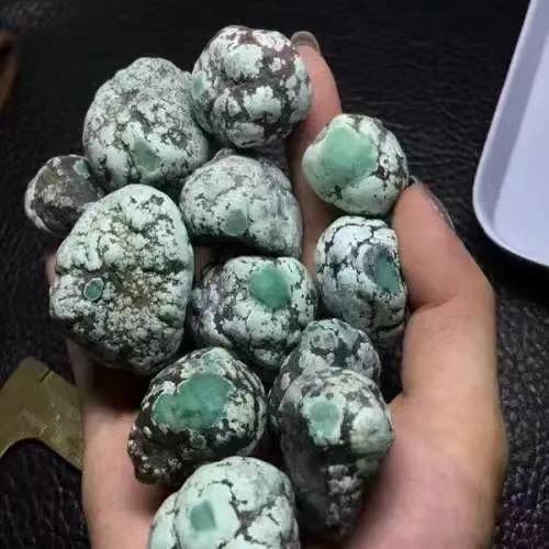 绿松石因为黄金变黑怎么办,绿松石发黑发脏怎么办