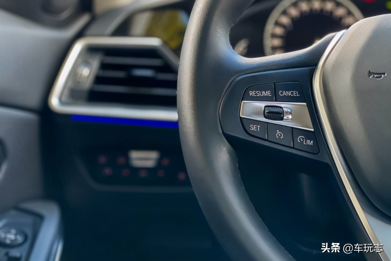 2012宝马318i高配,2017款宝马318i时尚型低配