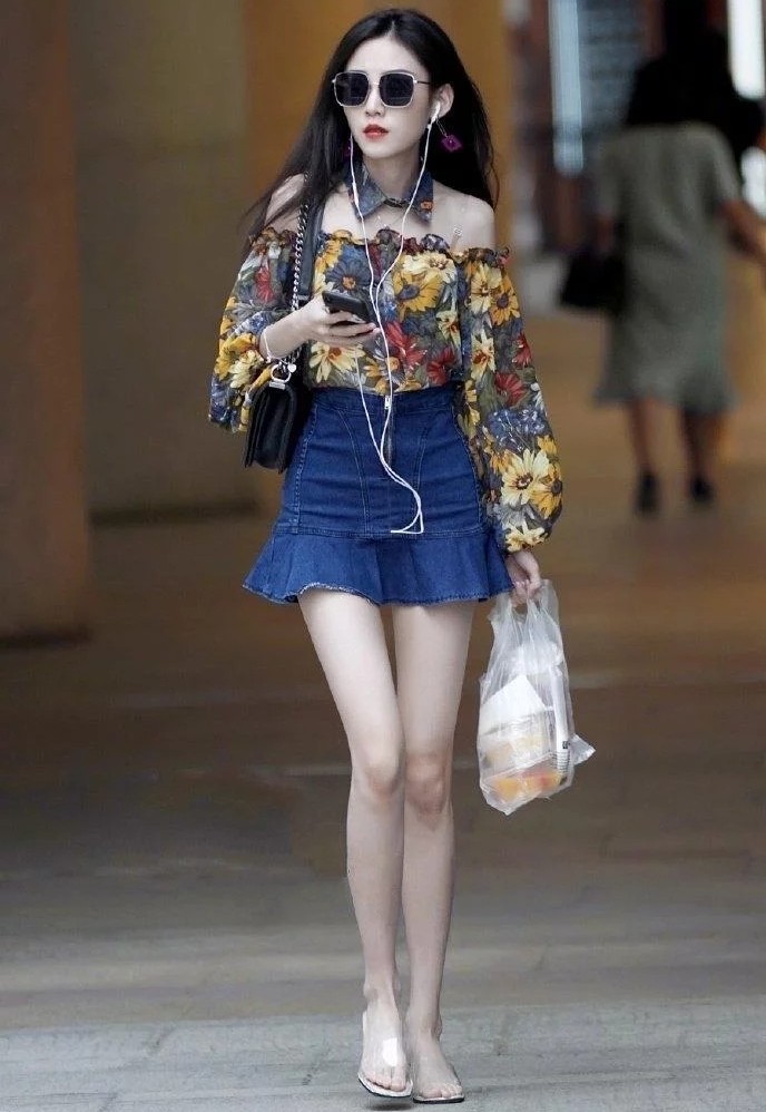 胶带把脚底板粘住,往脚底板上粘上胶带