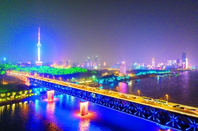 观武汉长江桥江面之美景,看长江灯光秀