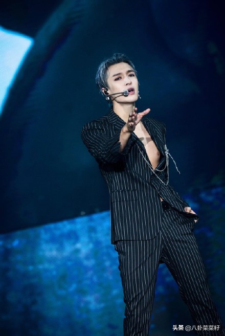 张艺兴泰国曼谷演唱会偶像练习生,张艺兴开演唱会露腹肌