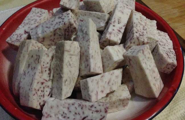 一女子吃有毒野果进医院,误食假芋头