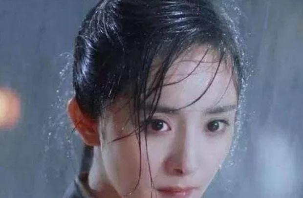 女星哭着淋雨镜头,女明星淋雨视频