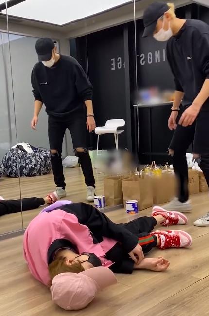 鹿晗黄子韬舞台排练打闹,鹿晗黄子韬被吓一跳