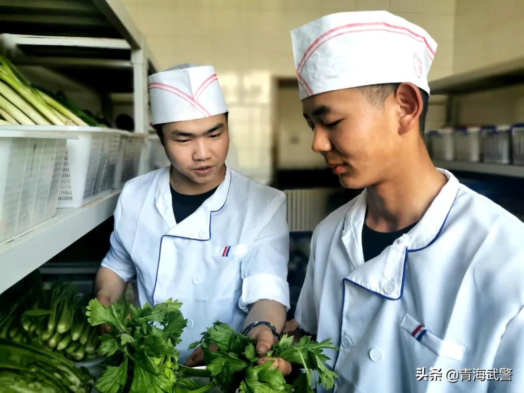 三尺灶台谱青春华章,三尺灶台演绎人生