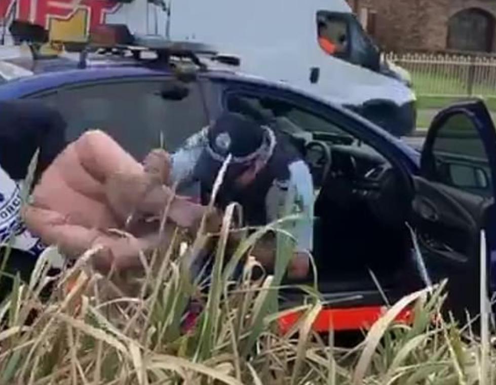 澳女子朝警察连吐口水,称自己要去做病毒检测,下一秒被放倒