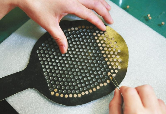 匠心传承成都老人120道工序出一个乒乓球拍