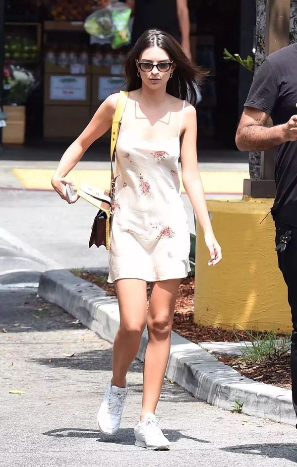 吊带连衣裙外搭小开衫,红色吊带连衣裙外搭