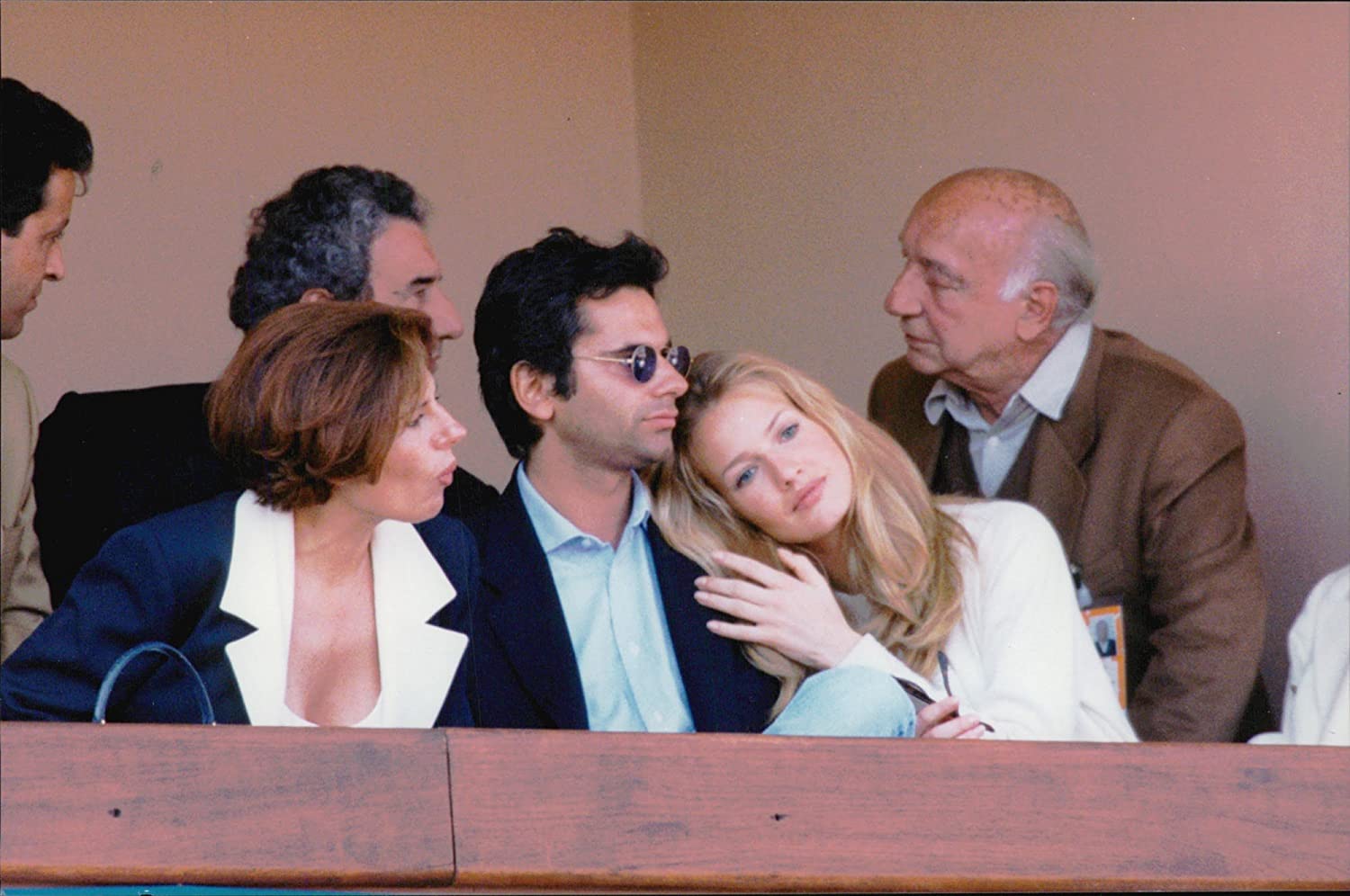 美若天仙却遭家暴毁容,荷兰顶级超模沦落为夜店女郎