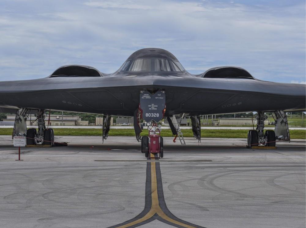 为什么b2轰炸机能躲过雷达,为什么b2轰炸机这么难造