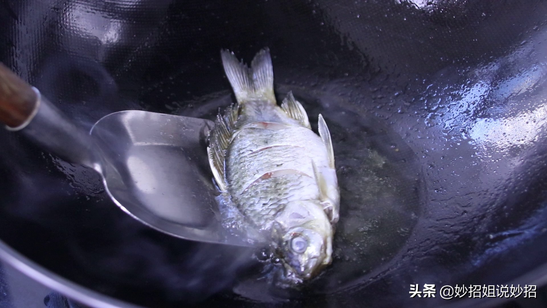 煎鱼煎不粘锅小秘诀,热油煎鱼还是冷油煎鱼不粘锅