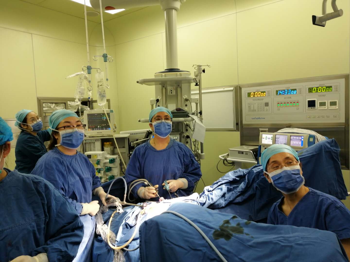 在手术室里，医生都不穿*裤内**，患者不准穿衣服？医生亲自为你揭秘