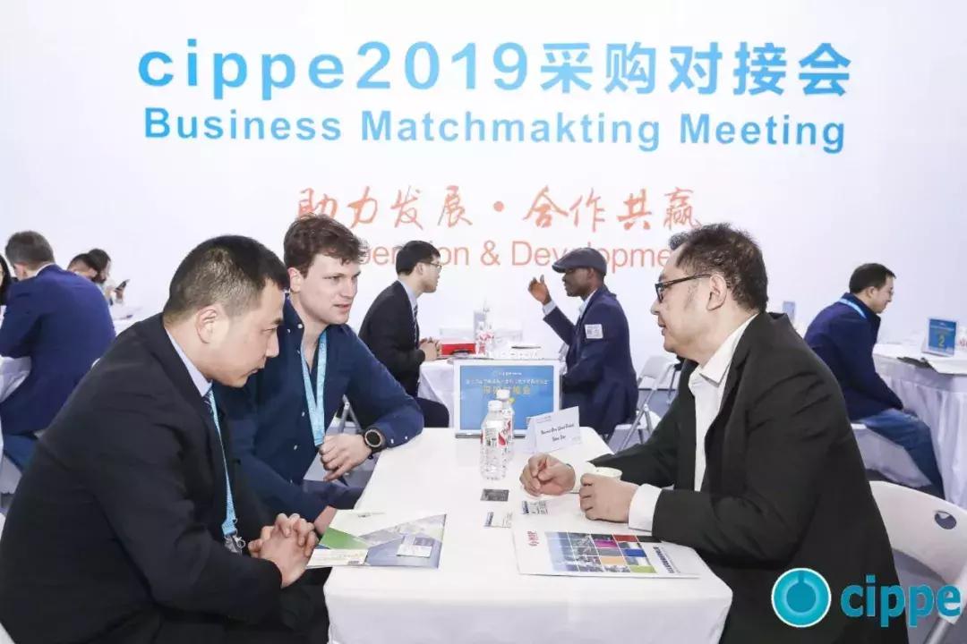 顾秀莲、马培华、李毅中、张来斌参加一年一度的世界石油装备大会cippe