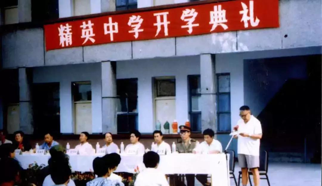 他曾卖汽水，搞快餐，今坐拥数十亿资产，引来20万同行参观