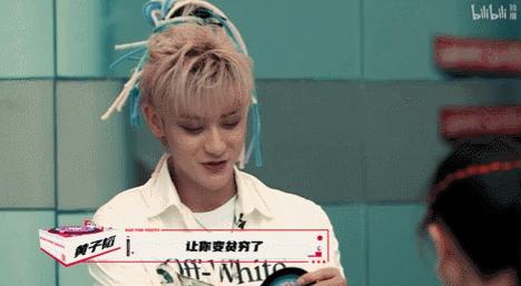 他来了,带着让rapper低头的节目来了