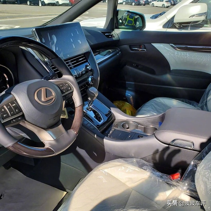 雷克萨斯LM售价公布，推出两款车型，价格分为116.6万和146.6万