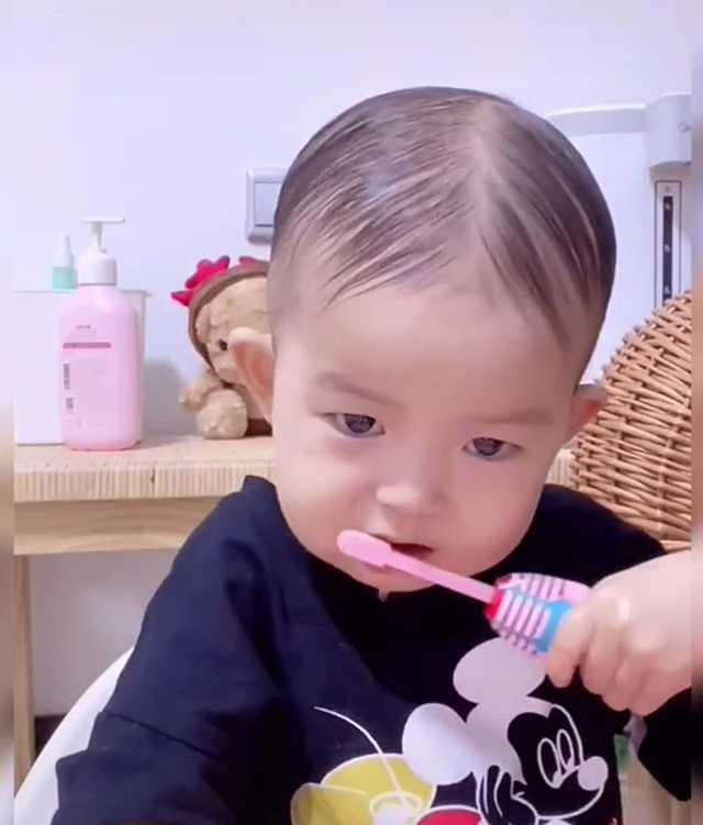 女孩儿发型发量少,女儿头发少妈妈给剪光头