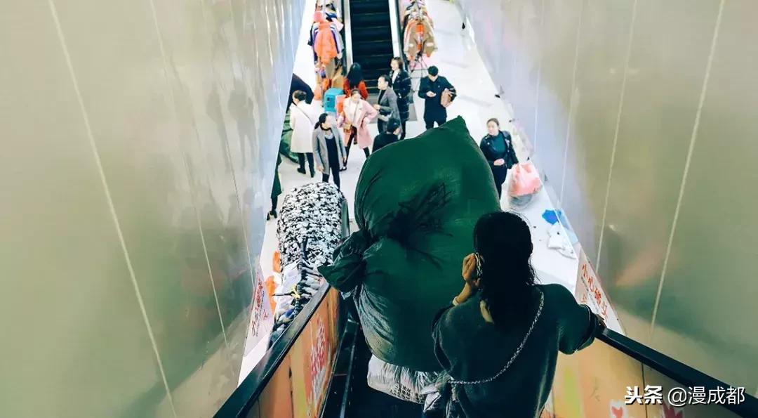 据说不来这里就白来成都，你一定没有见过这么魔幻又传奇的荷花池