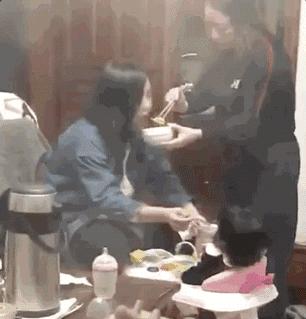 孩子发烧妈妈被家人责怪,孩子发烧姥姥不让喂药