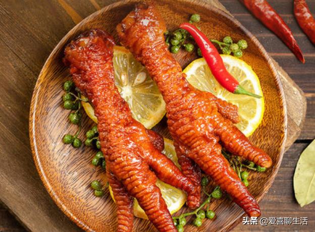 元旦将至，女生若工资允许，建议囤这5种零食，招待客人有面子