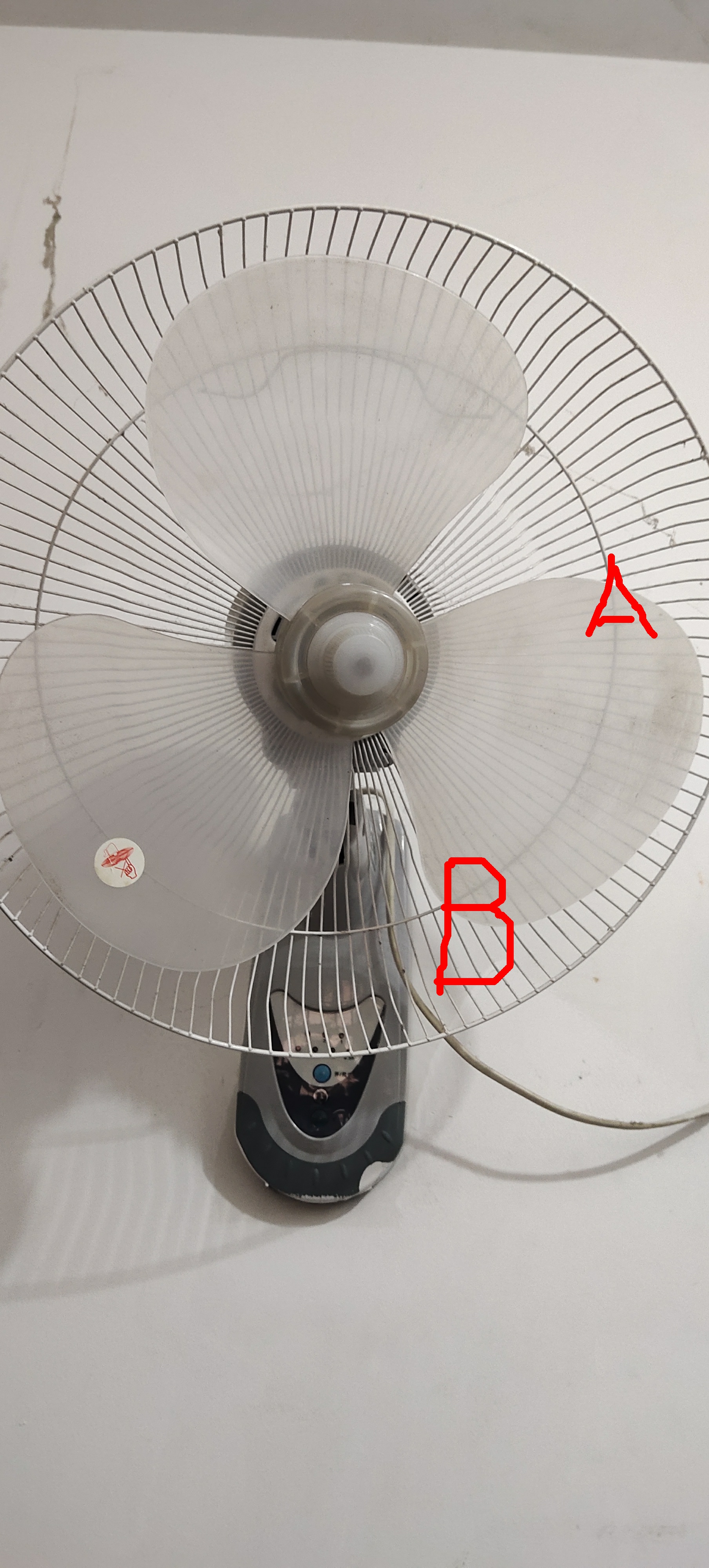 电风扇风小噪音大怎么回事啊,新电风扇噪音大解决方法小妙招