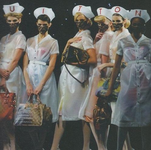 他爱穿裙子，和小18岁男友结婚，还是年轻女孩最爱的设计师之一