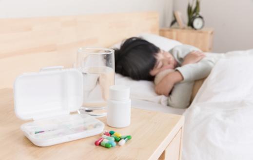 儿童误食药品怎么救,儿童误服药物家长第一时间怎么办