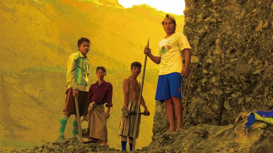 家人贩毒、偷渡、挖玉......他活成了一部电影