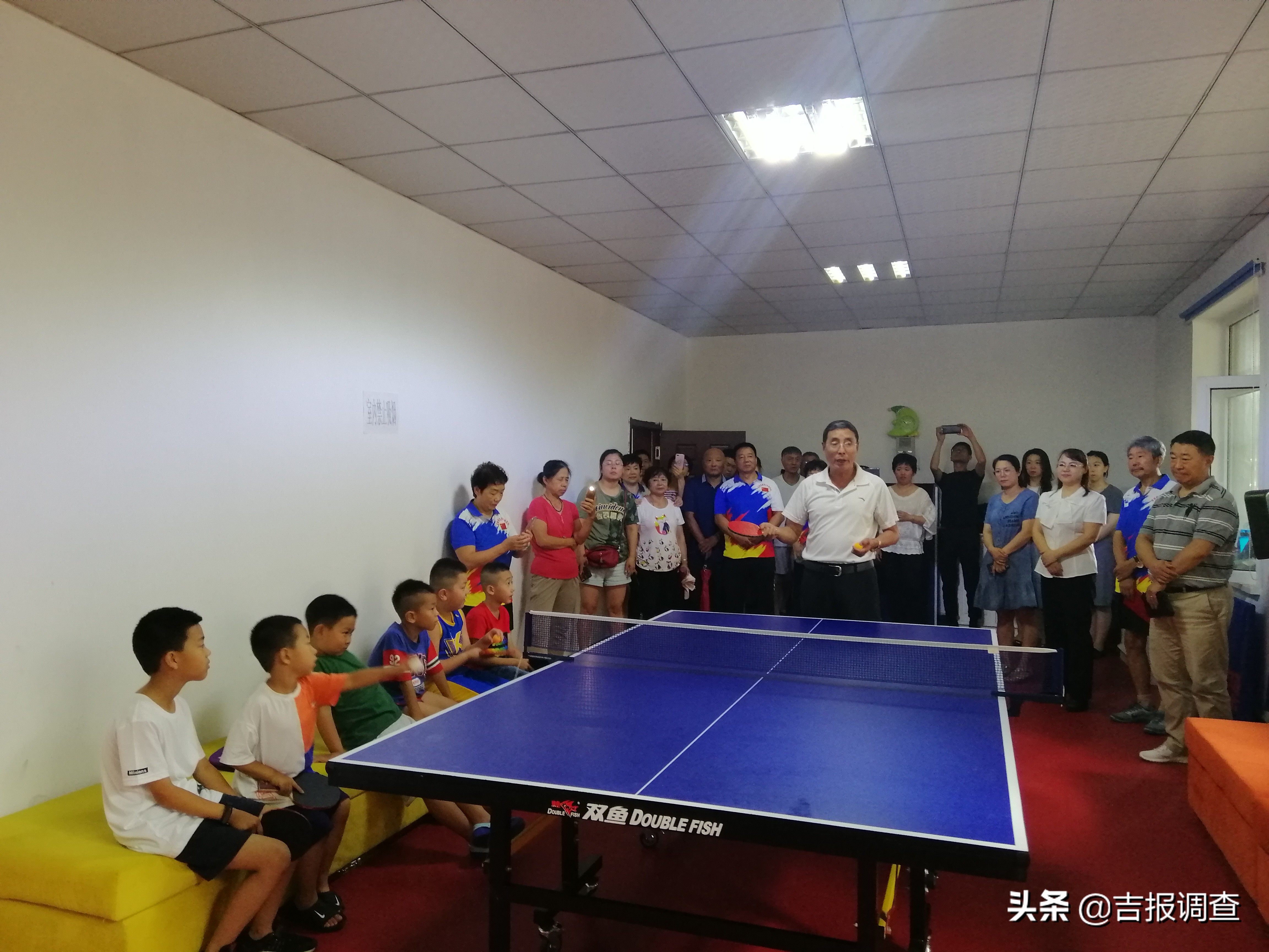长春市青浦社区少儿乒乓球公益班开课，世界冠军的父亲前来助阵